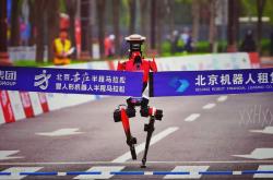 仅用时 50 分 26 秒，荣耀机器人打破人类半马纪录