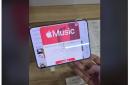 苹果首款折叠 iPhone Duo 开售首日，部分用户反馈屏幕问题